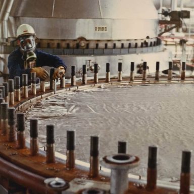 Toile de platine déchirée (Avril 1970) S.E.I.F. Usine Grandpuits (LAT Nitrogen Grandpuits)