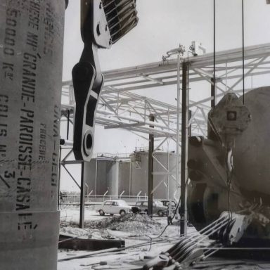 Mise en place du corps du réacteur de synthèse (Juillet 1969) S.E.I.F. Usine Grandpuits (LAT Nitrogen Grandpuits)