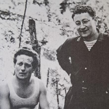 Guy Debord, en compagnie d'un habitant de Cosio d'Arroscia, lors du congrès de fondation de l'Internationale Situationniste, en juillet 1957.