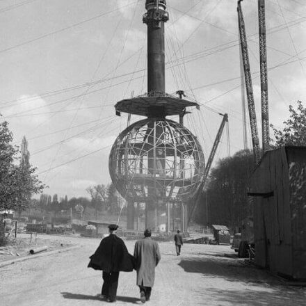 En janvier 1957, le premier mat vertical de l'Atomium de Bruxelles est dressé.